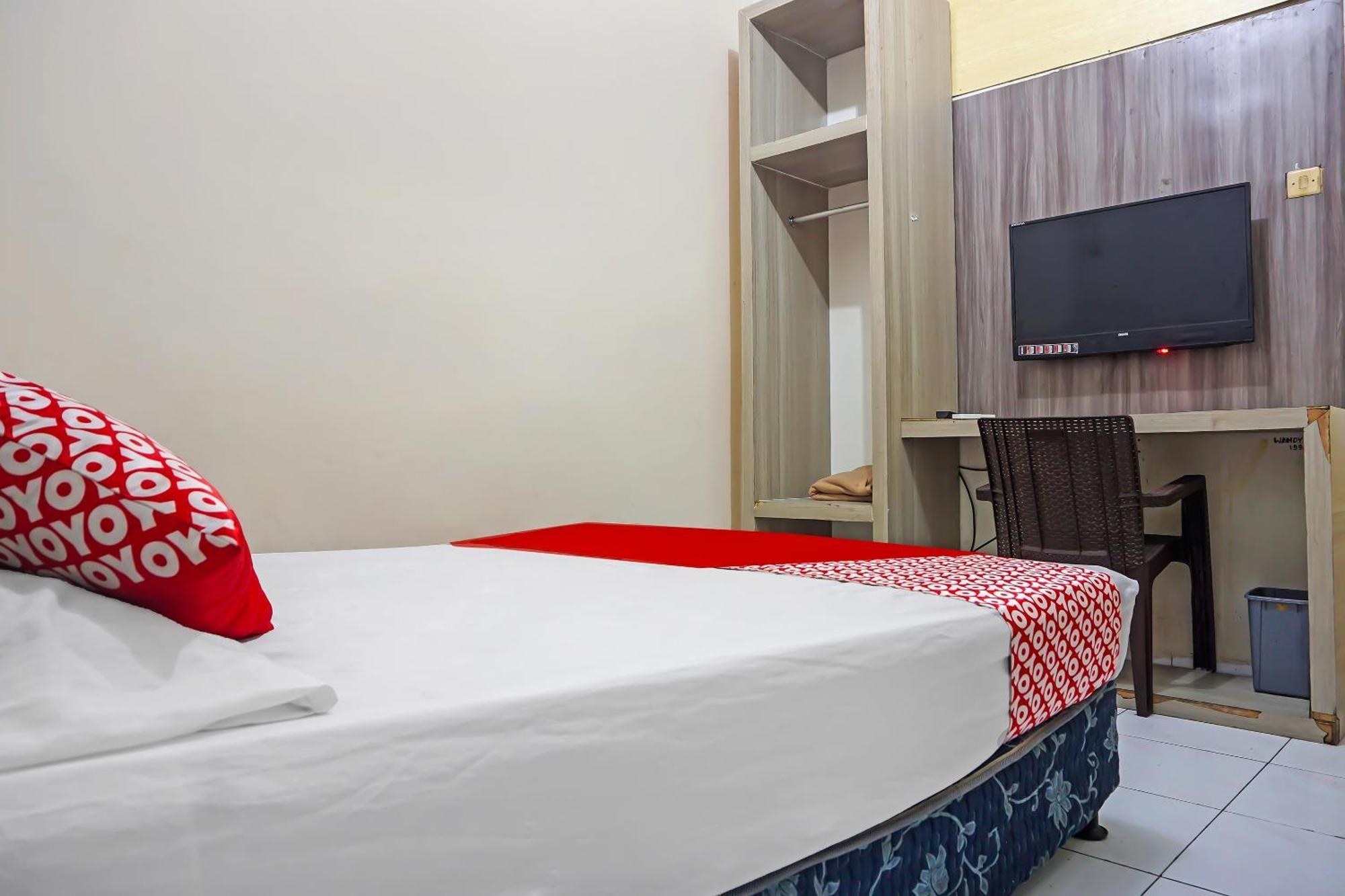 Oyo 1935 Hotel Diamond Inn Makassar Buitenkant foto