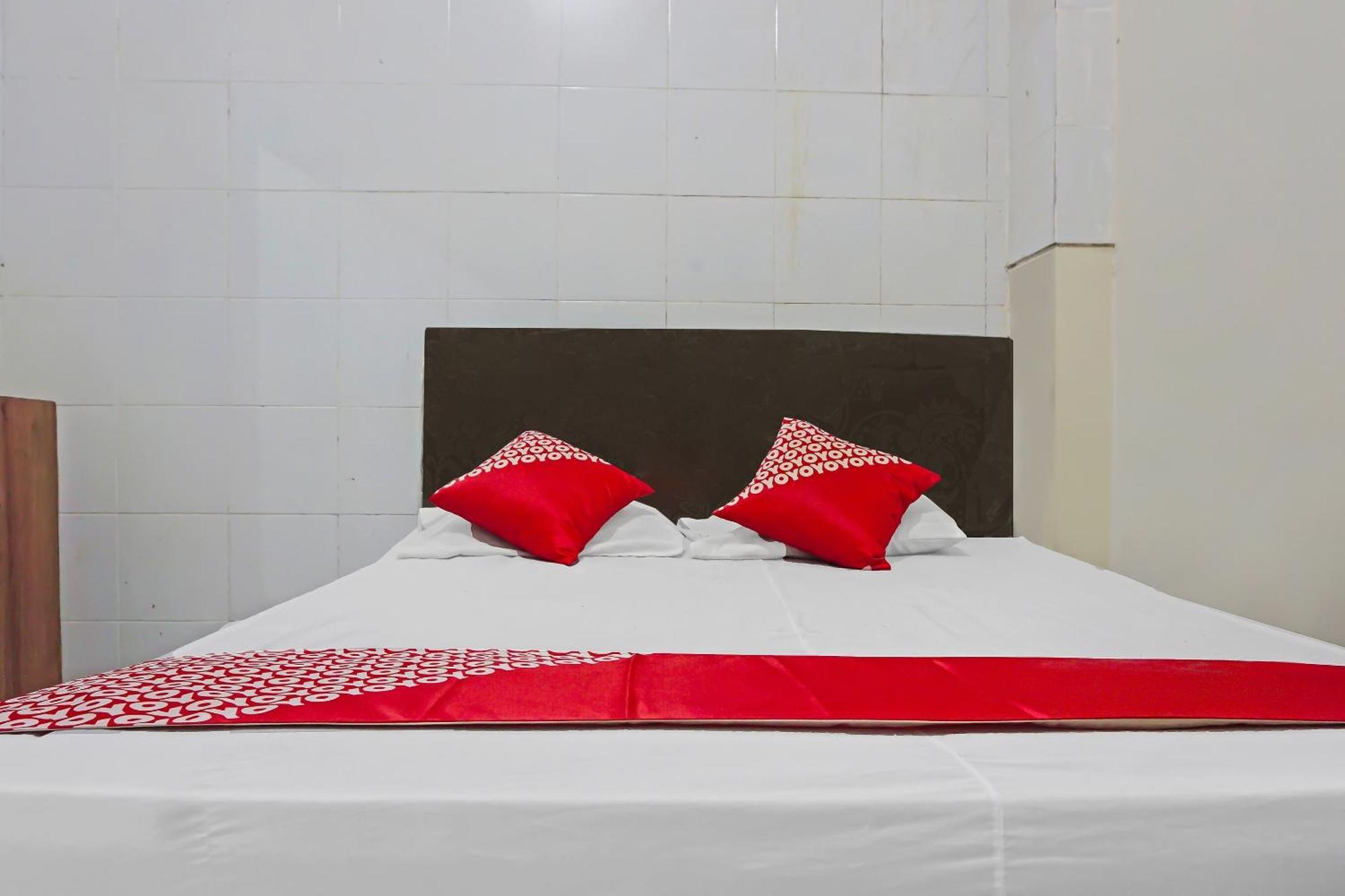 Oyo 1935 Hotel Diamond Inn Makassar Buitenkant foto