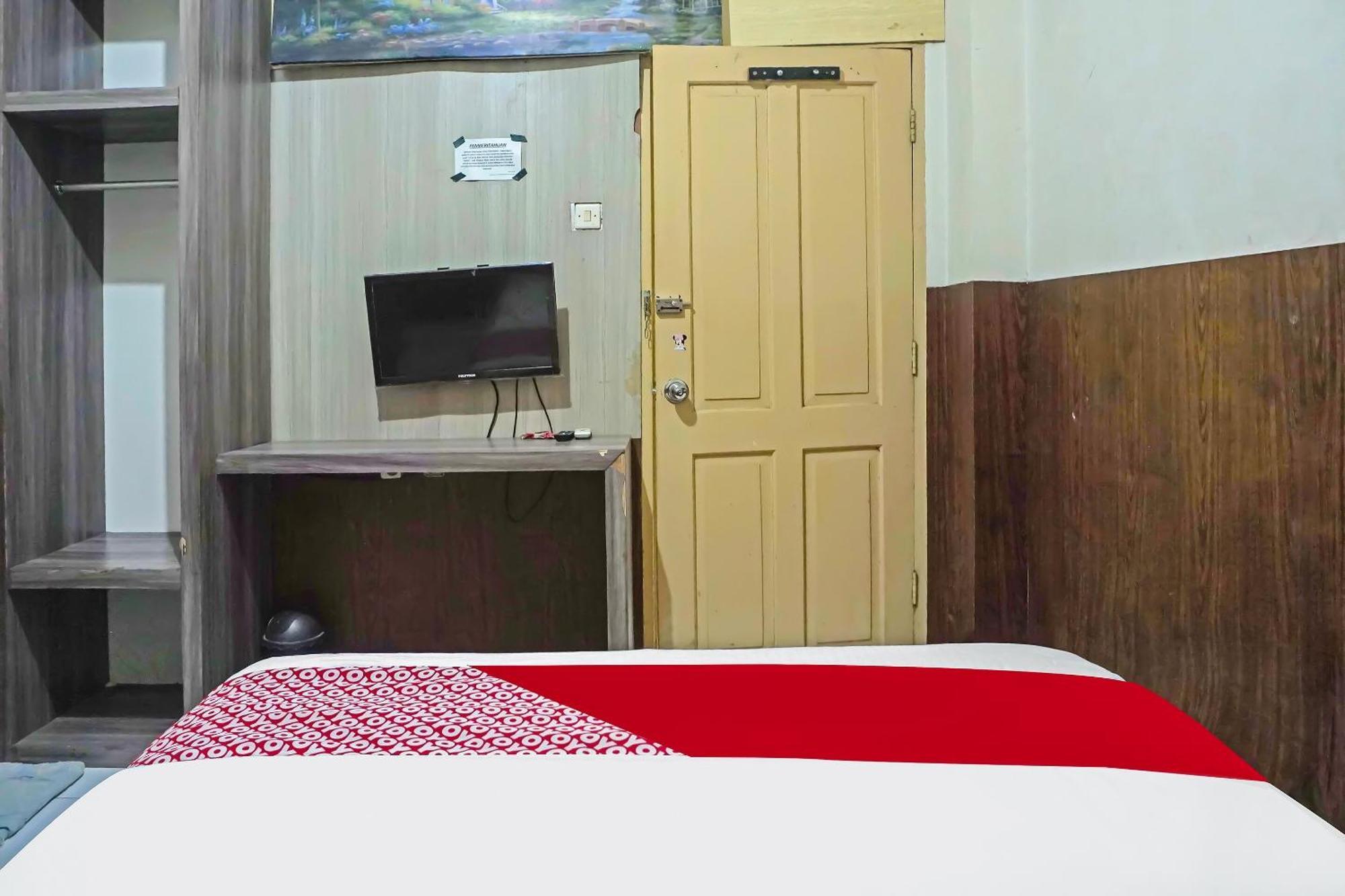 Oyo 1935 Hotel Diamond Inn Makassar Buitenkant foto