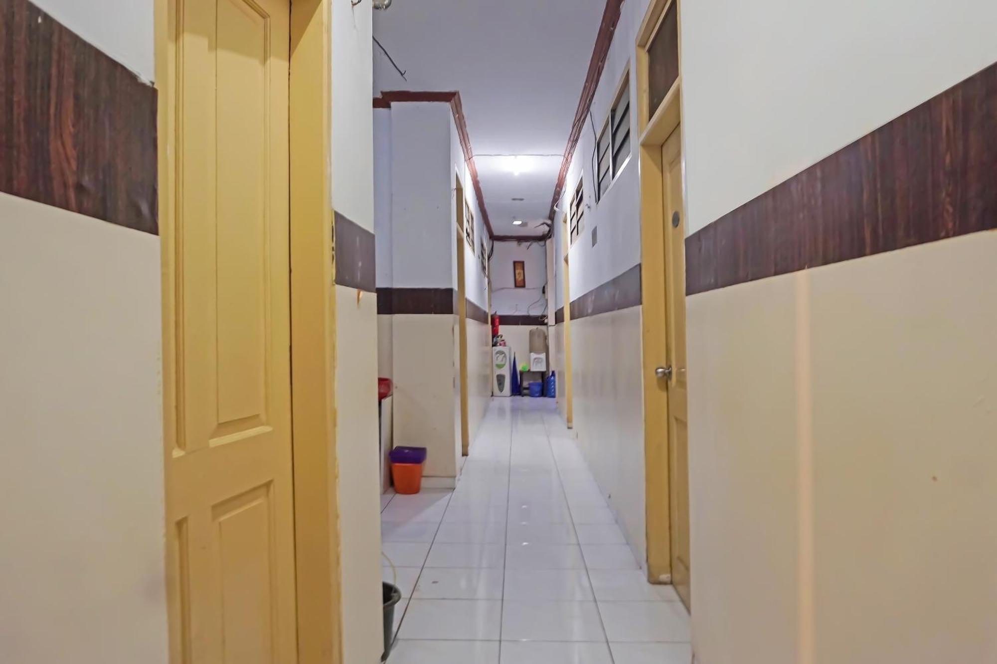 Oyo 1935 Hotel Diamond Inn Makassar Buitenkant foto