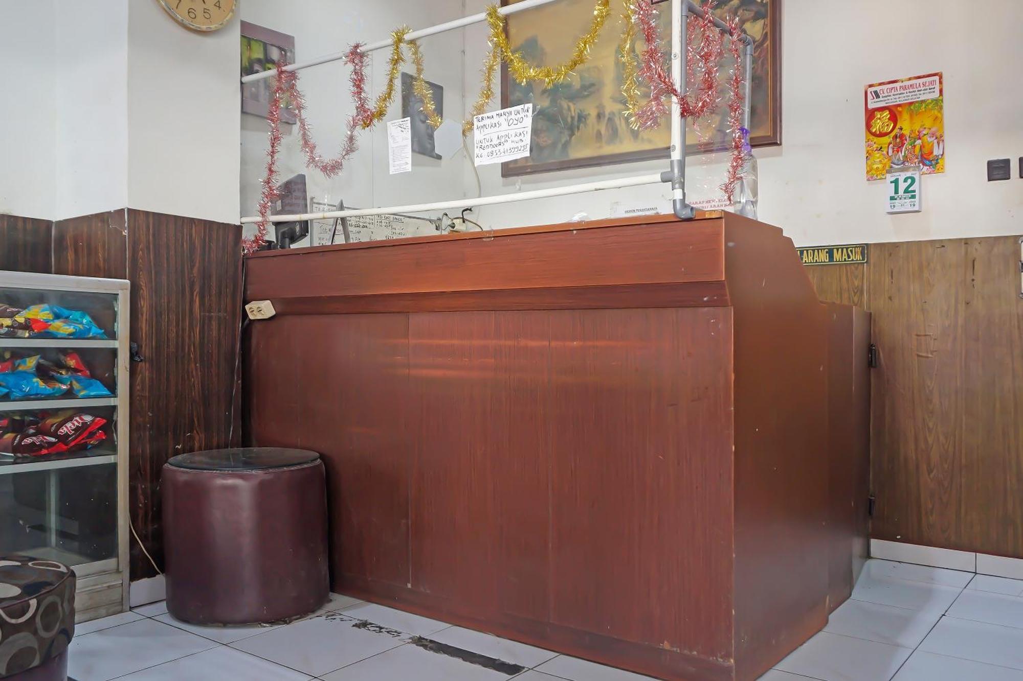 Oyo 1935 Hotel Diamond Inn Makassar Buitenkant foto