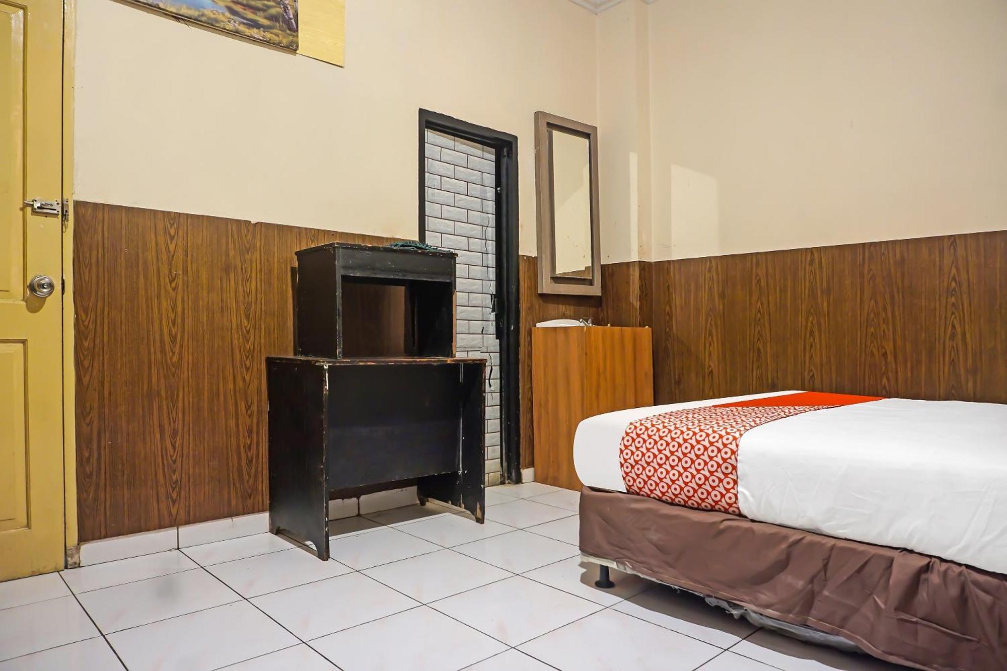 Oyo 1935 Hotel Diamond Inn Makassar Buitenkant foto
