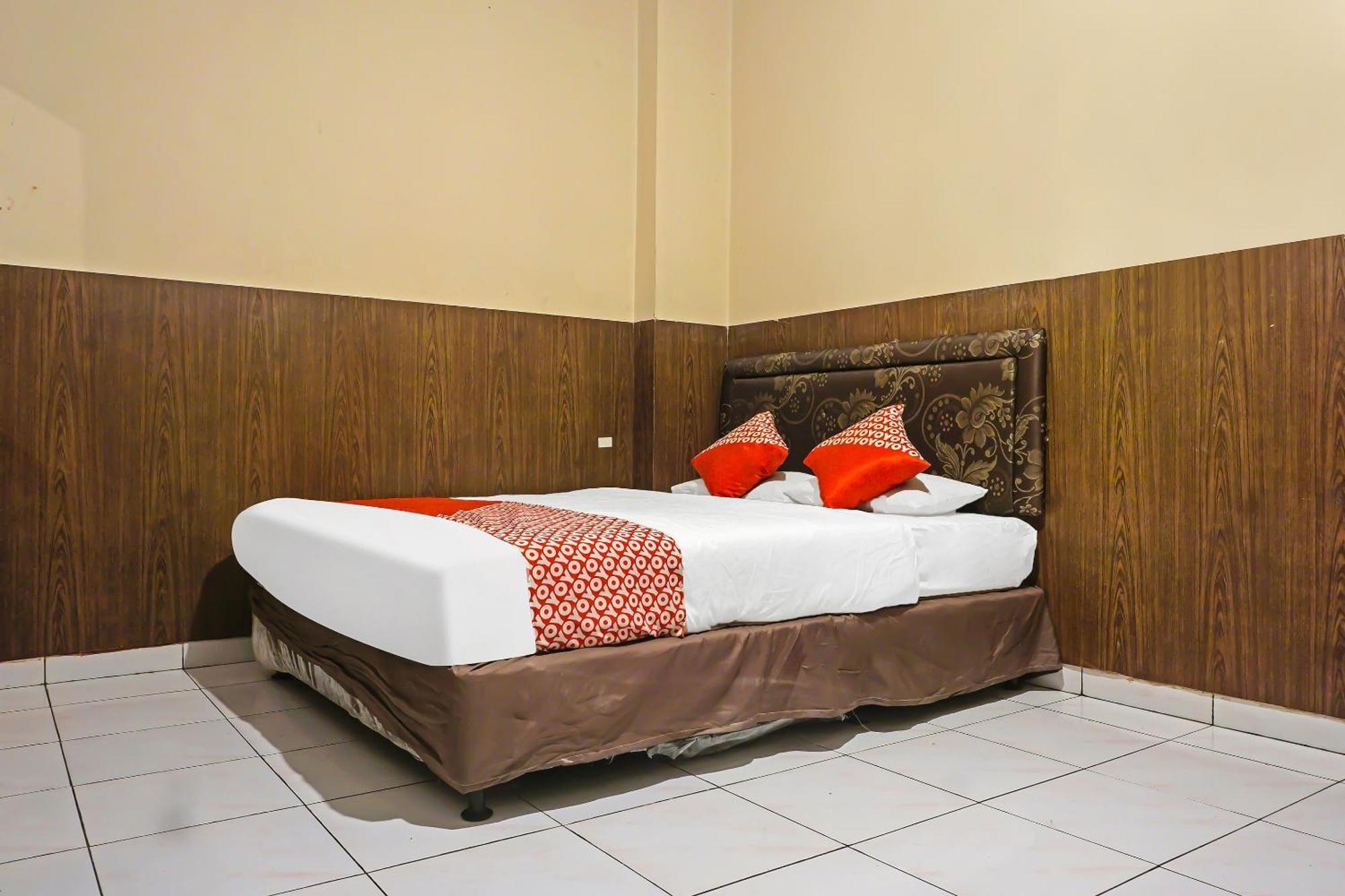 Oyo 1935 Hotel Diamond Inn Makassar Buitenkant foto